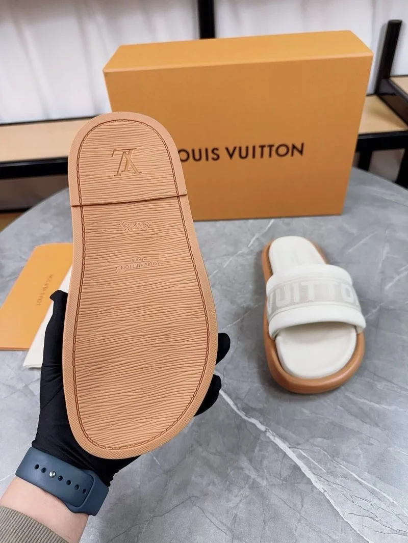 Neat Louis Vuitton Slippers 31148