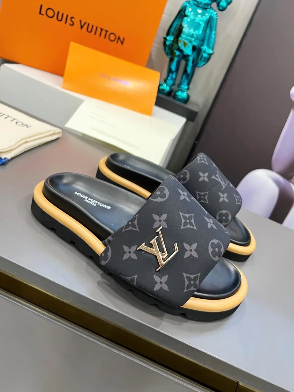 Louis Vuitton Slippers Versatile 31126