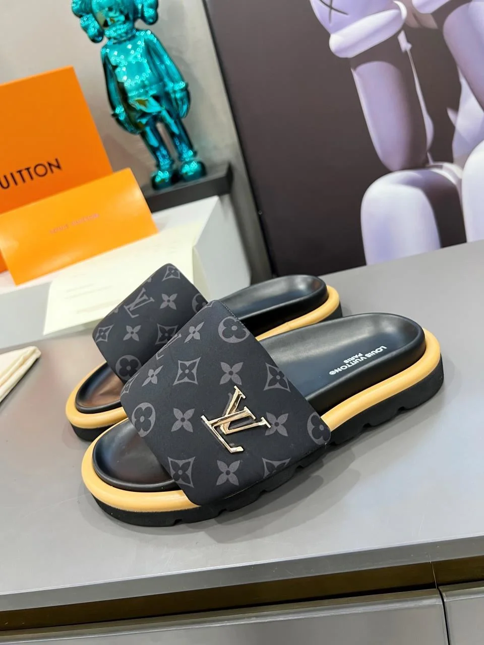 Louis Vuitton Slippers Versatile 31126