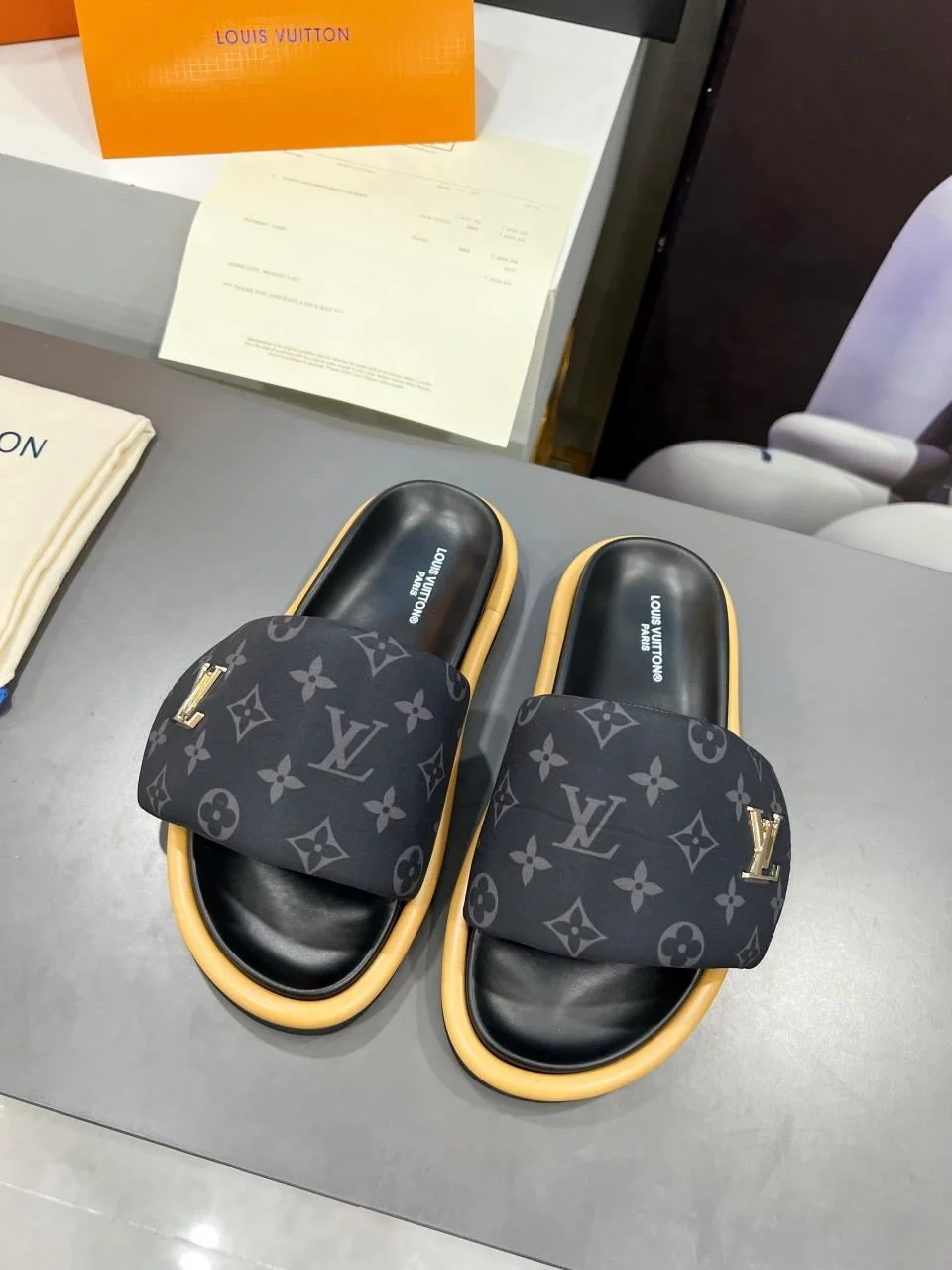 Louis Vuitton Slippers Versatile 31126
