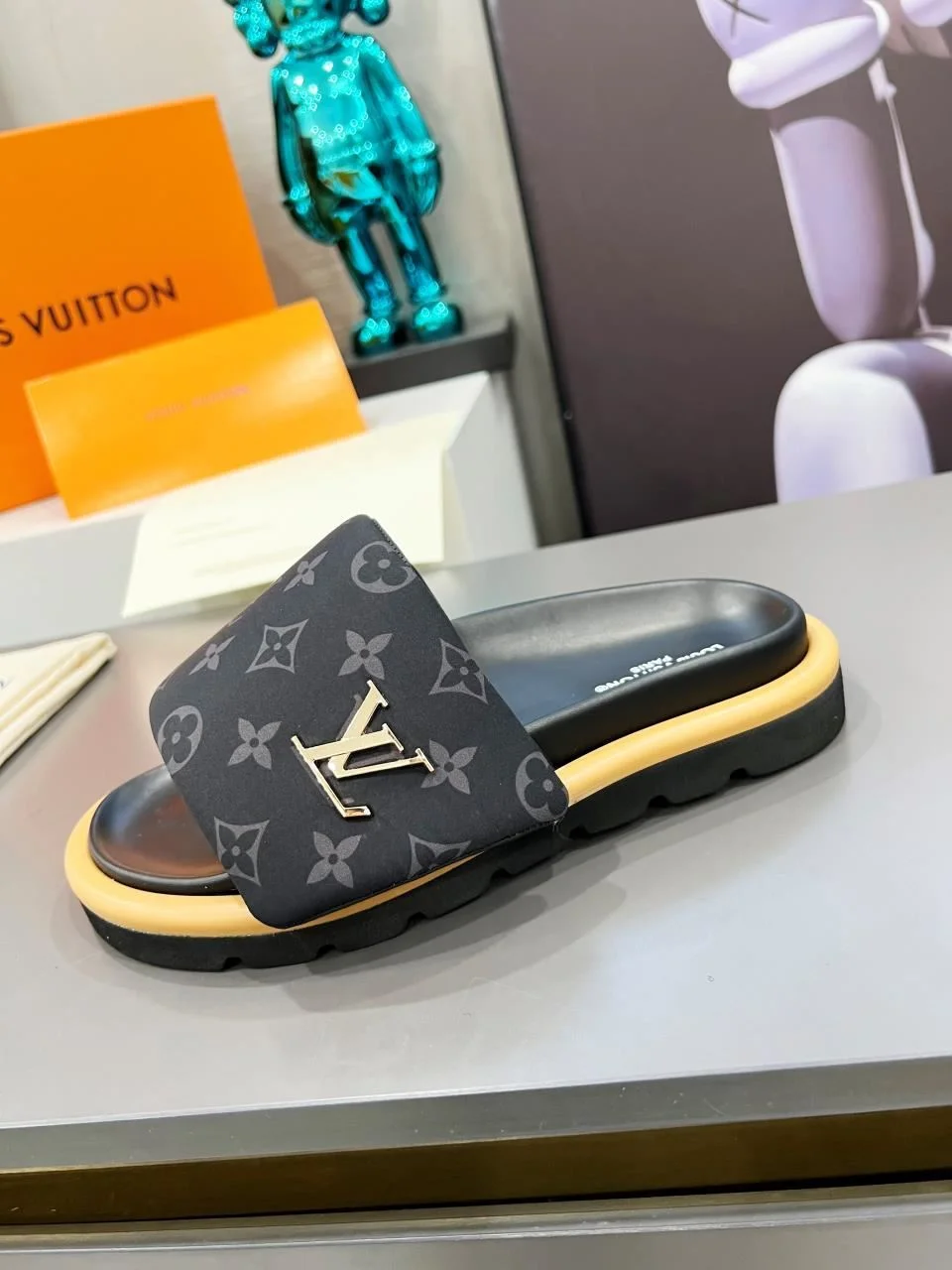 Louis Vuitton Slippers Versatile 31126