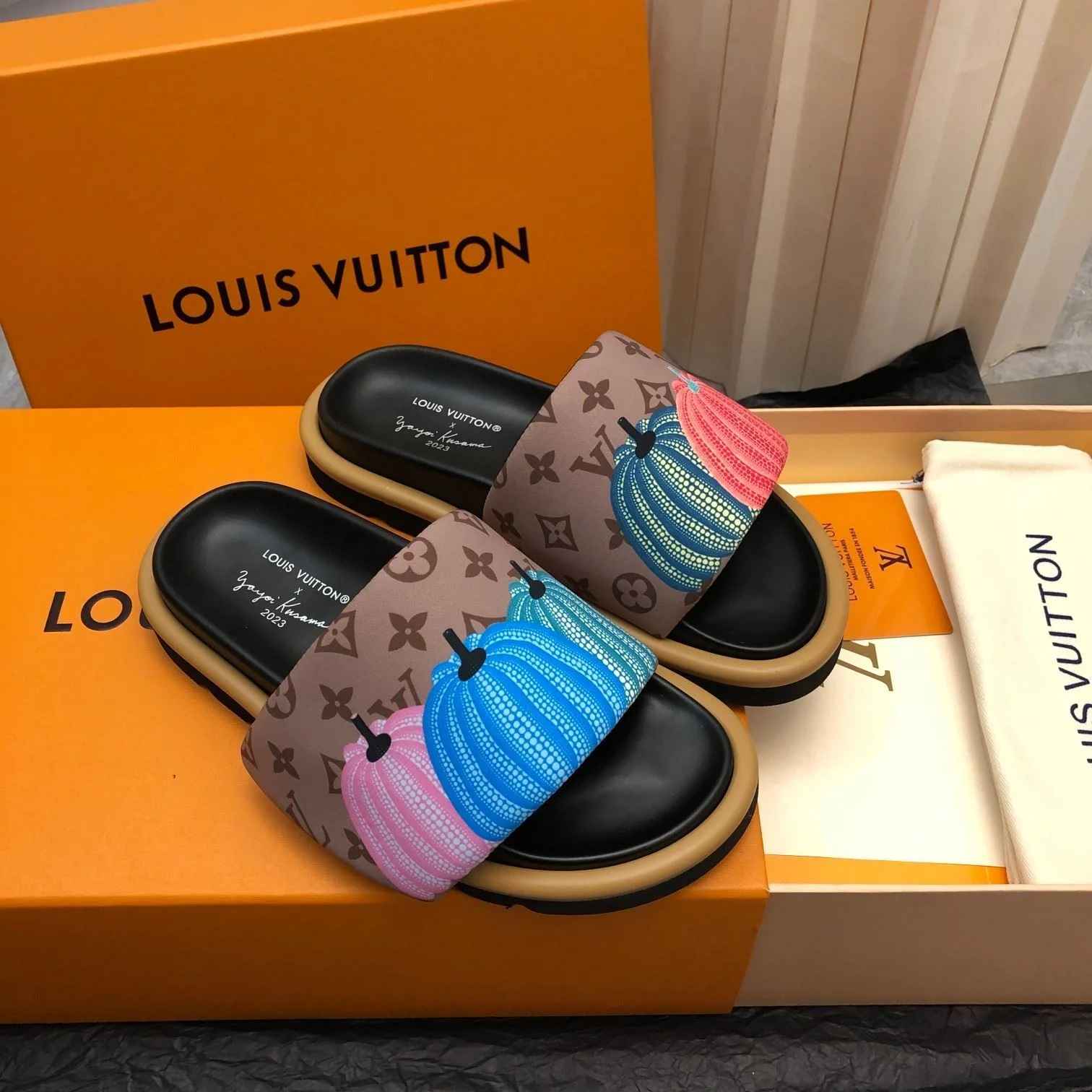 Compact Louis Vuitton Slippers 31128