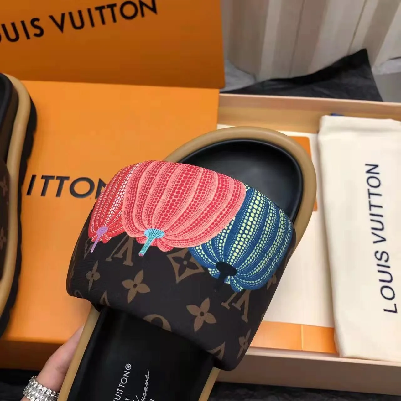 Resilient Louis Vuitton Slippers 31144