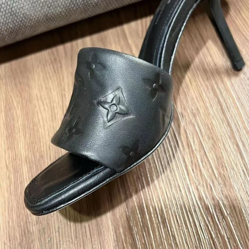 EyeCatching Louis Vuitton Slippers 31095