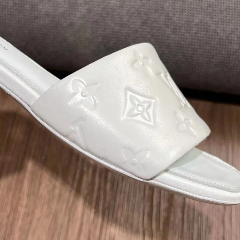 Lightweight Louis Vuitton Slippers 31081