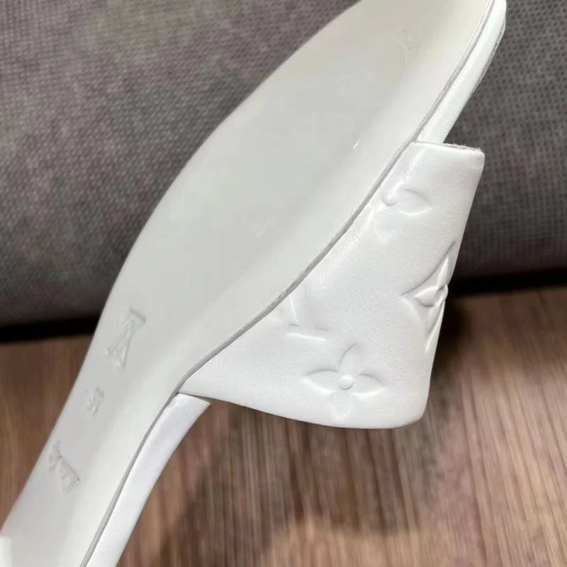 Lightweight Louis Vuitton Slippers 31081