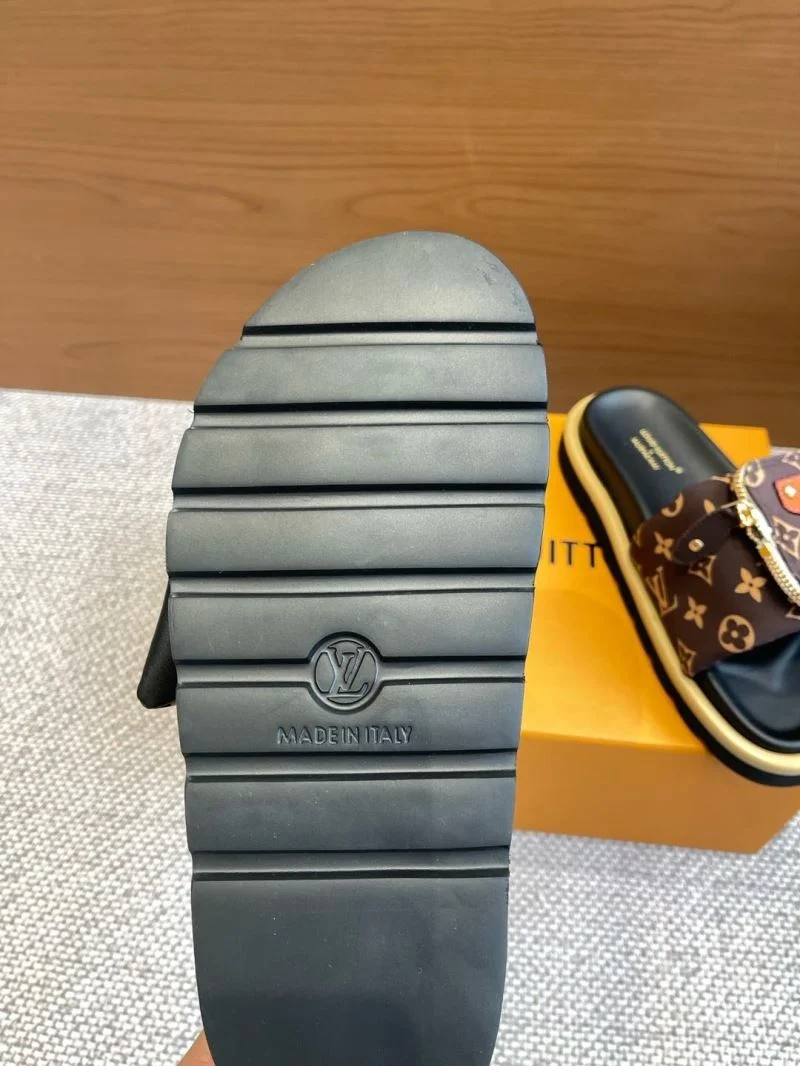 Refined Louis Vuitton Slippers 31089