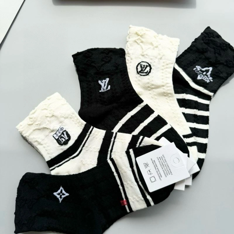 UrbanChic Louis Vuitton Socks 273545