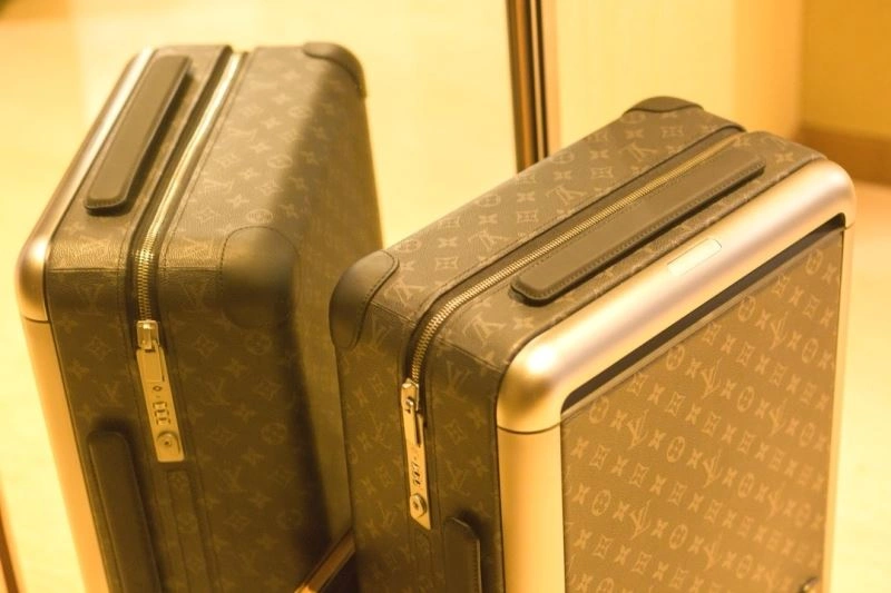 Minimalist Louis Vuitton Suitcase 65536