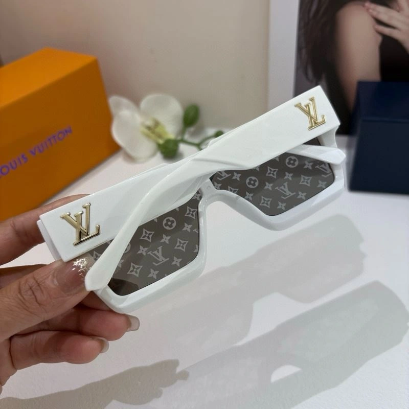 Versatile Louis Vuitton Sunglasses 280732