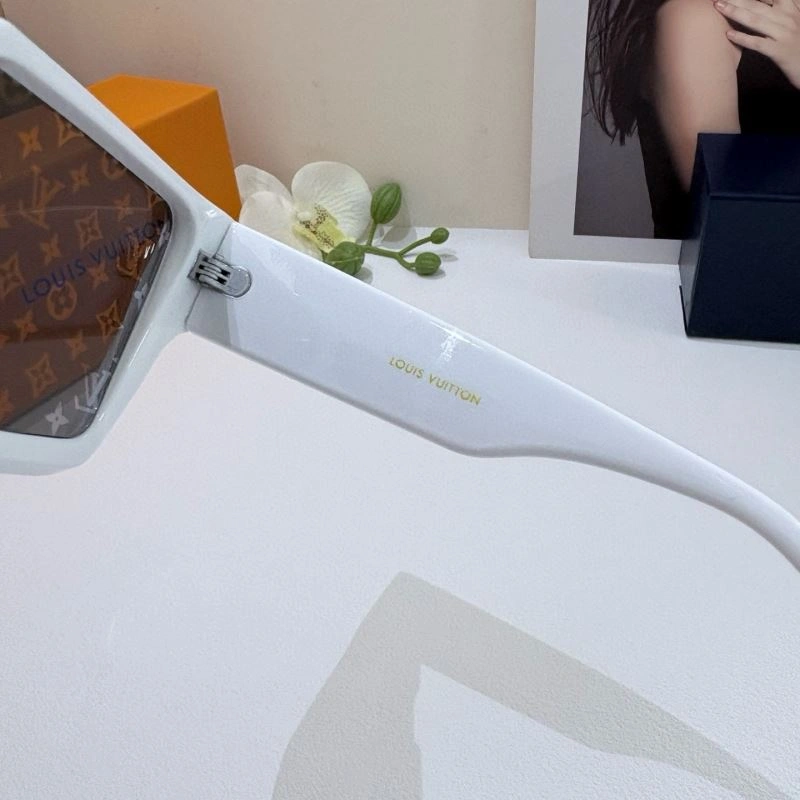 Versatile Louis Vuitton Sunglasses 280732
