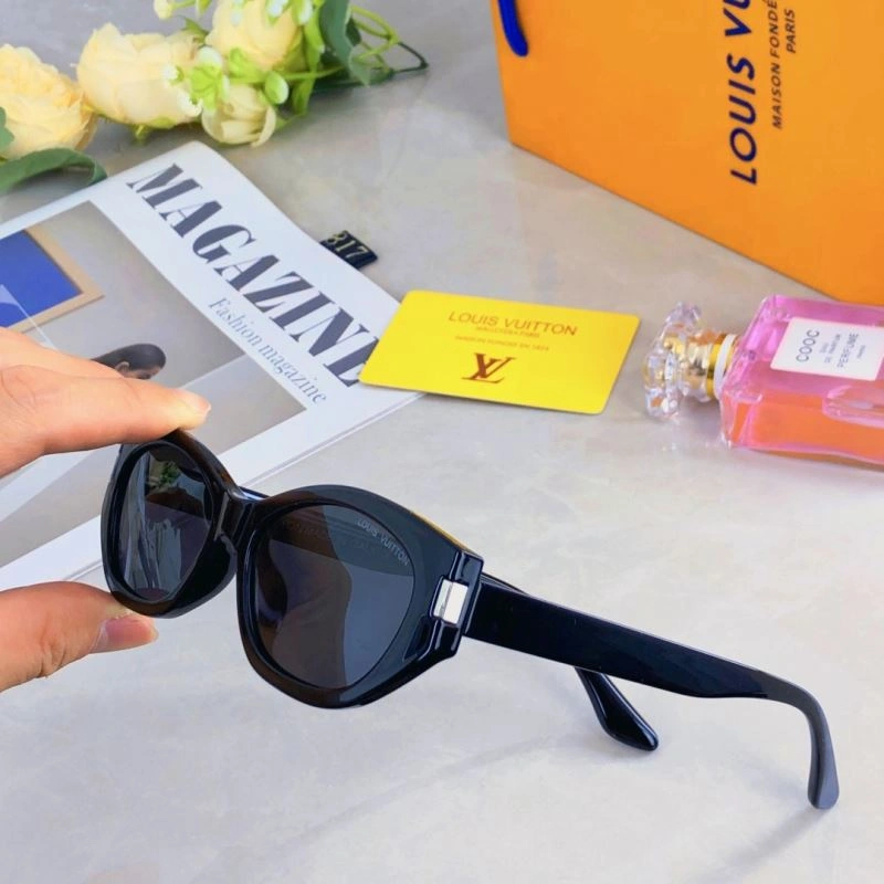 Louis Vuitton Sunglasses Versatile 280718