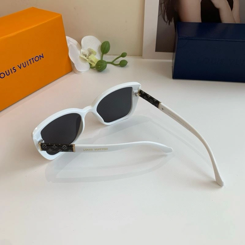 Lightweight Louis Vuitton Sunglasses 280680