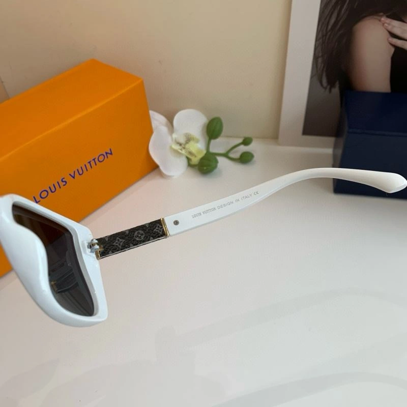 Lightweight Louis Vuitton Sunglasses 280680