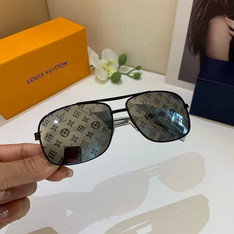 Compact Louis Vuitton Sunglasses 280614