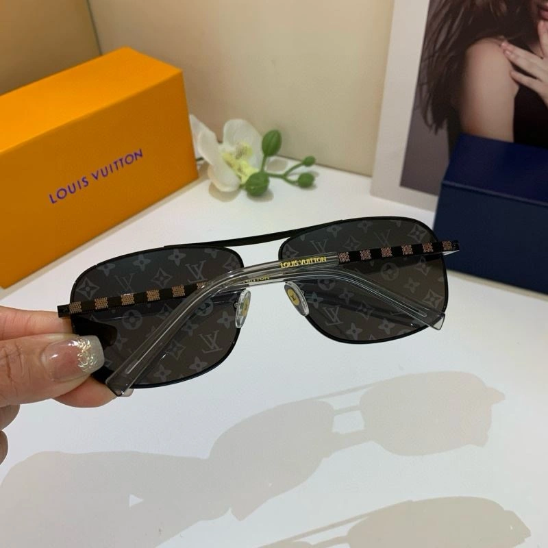 Compact Louis Vuitton Sunglasses 280614