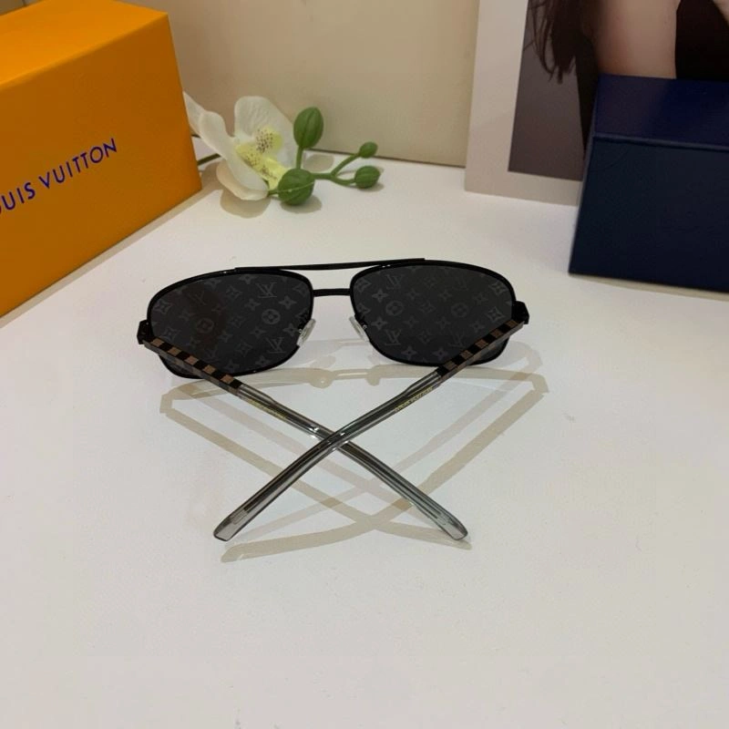 Compact Louis Vuitton Sunglasses 280614