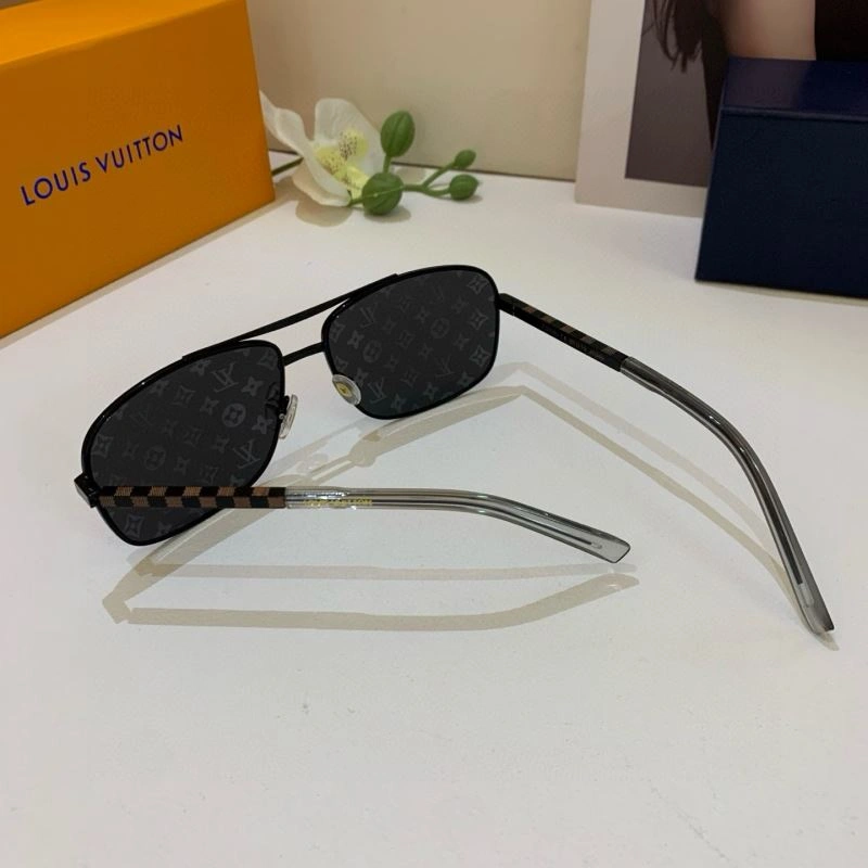 Compact Louis Vuitton Sunglasses 280614