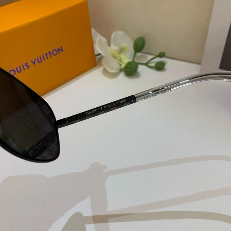 Compact Louis Vuitton Sunglasses 280614