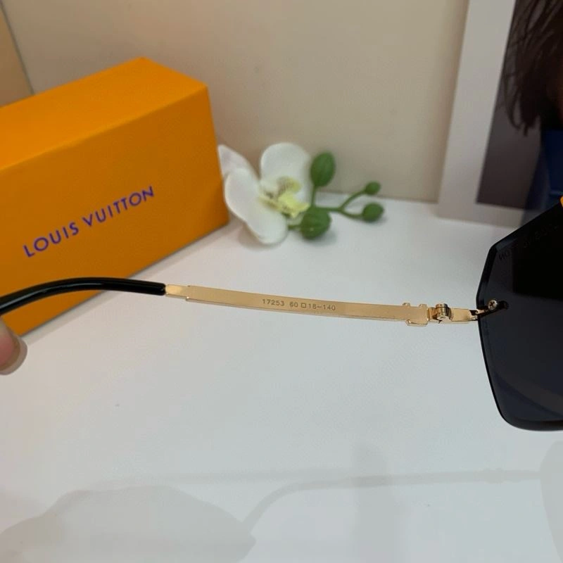Louis Vuitton Sunglasses Elegant 280615