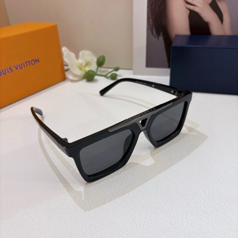 Sleek Louis Vuitton Sunglasses 280575