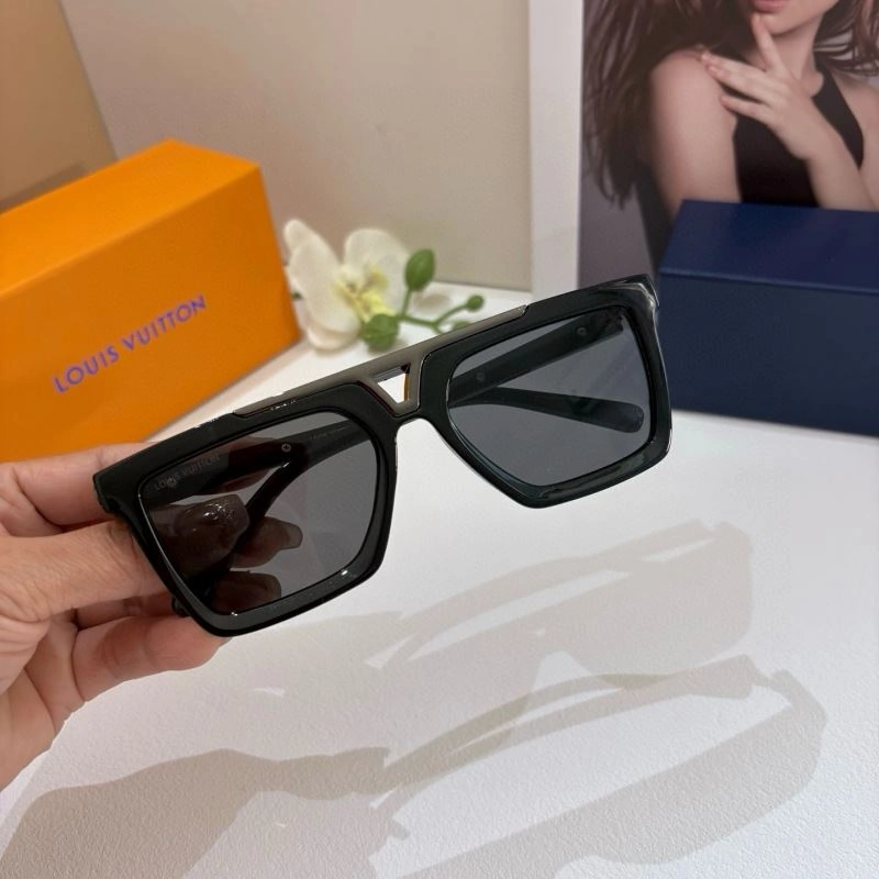 Sleek Louis Vuitton Sunglasses 280575