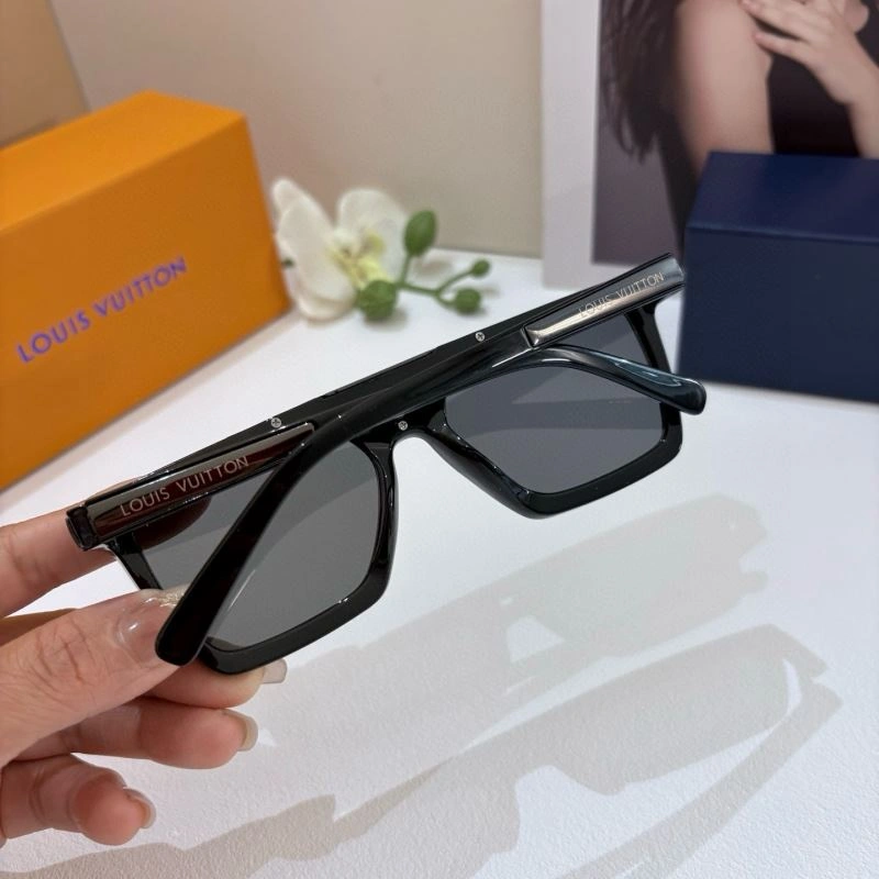 Sleek Louis Vuitton Sunglasses 280575