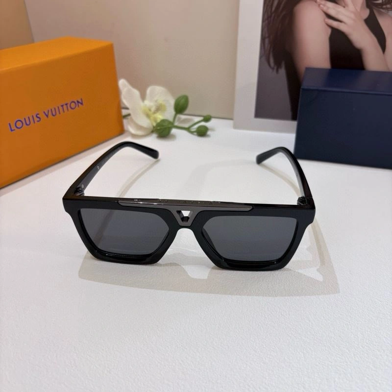 Sleek Louis Vuitton Sunglasses 280575