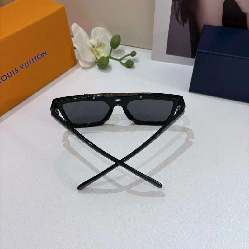 Sleek Louis Vuitton Sunglasses 280575