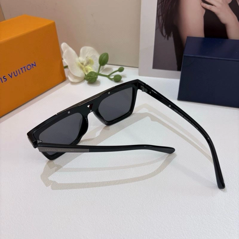 Sleek Louis Vuitton Sunglasses 280575