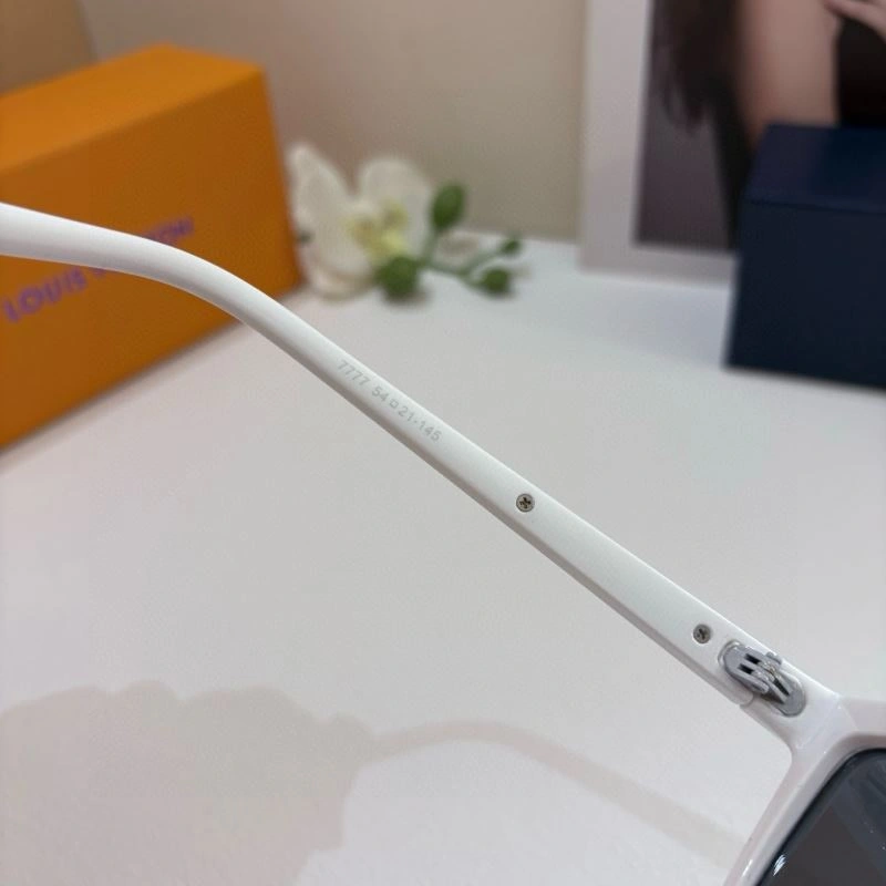 Louis Vuitton Sunglasses Bright 280577