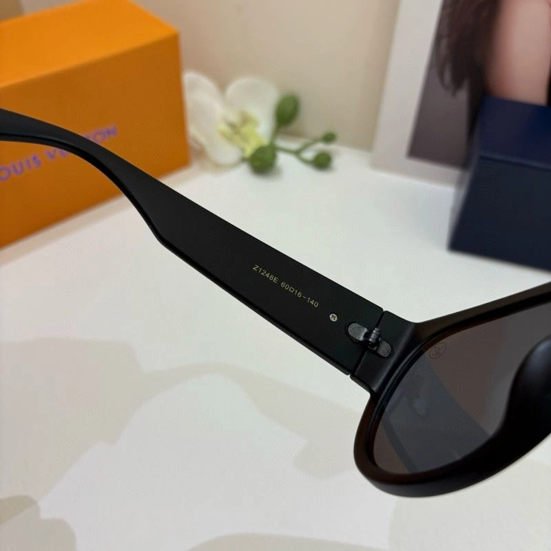 Louis Vuitton Sunglasses Durable 280507