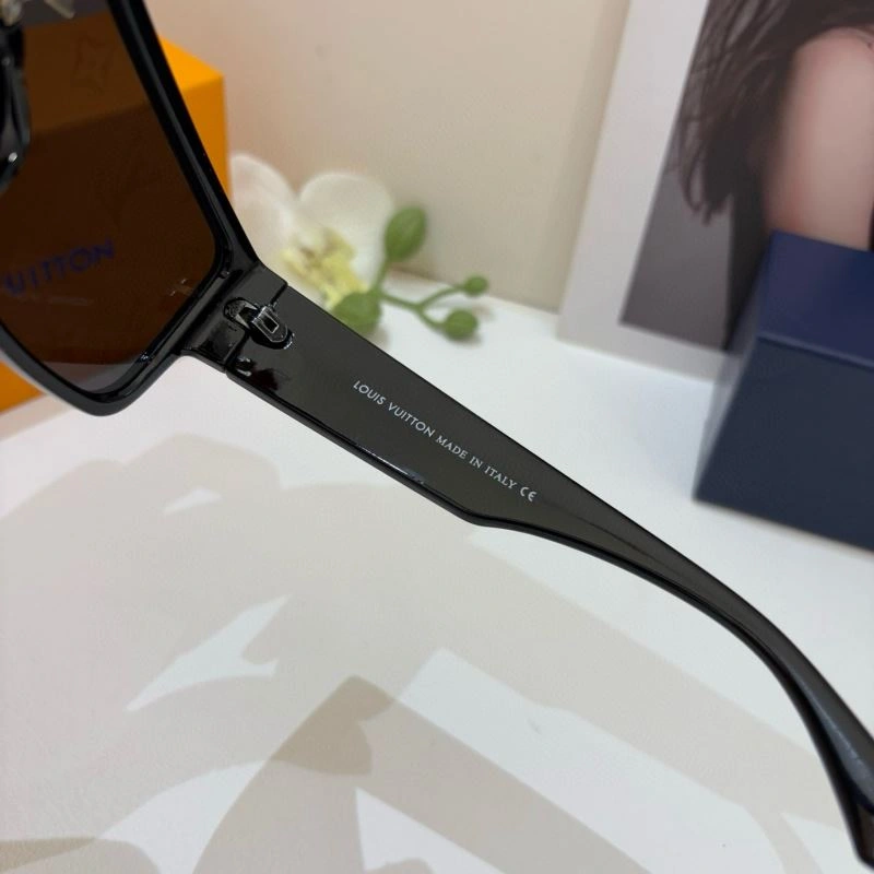 MoistureWicking Louis Vuitton Sunglasses 280452