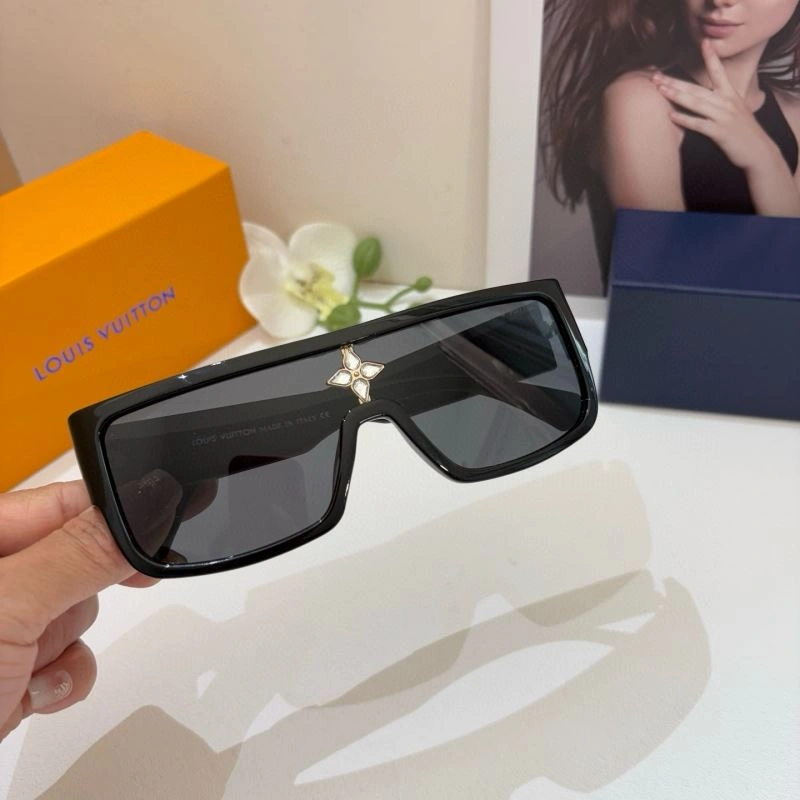 Fashionable Louis Vuitton Sunglasses 280445