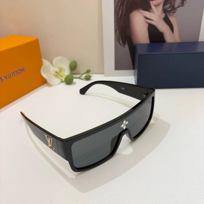 Fashionable Louis Vuitton Sunglasses 280445