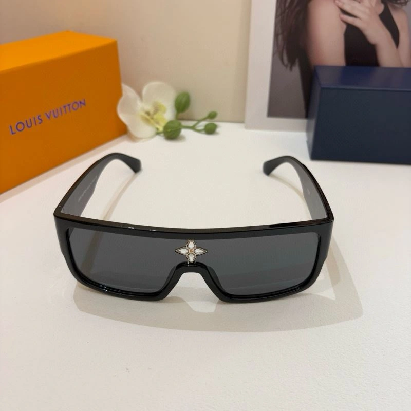 Fashionable Louis Vuitton Sunglasses 280445