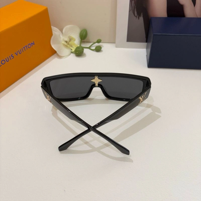 Fashionable Louis Vuitton Sunglasses 280445