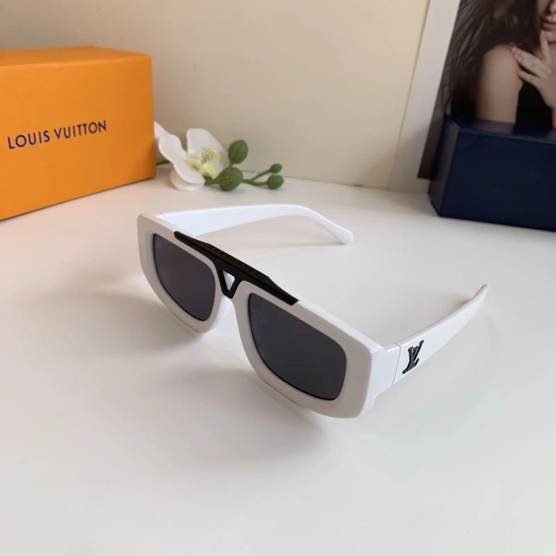 Louis Vuitton Sunglasses Chic 280425