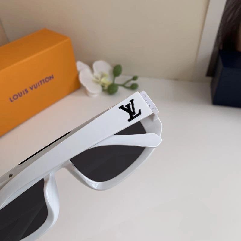 Louis Vuitton Sunglasses Chic 280425