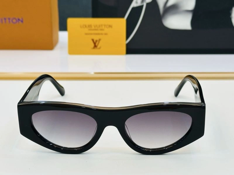 Snug Louis Vuitton Sunglasses 280415