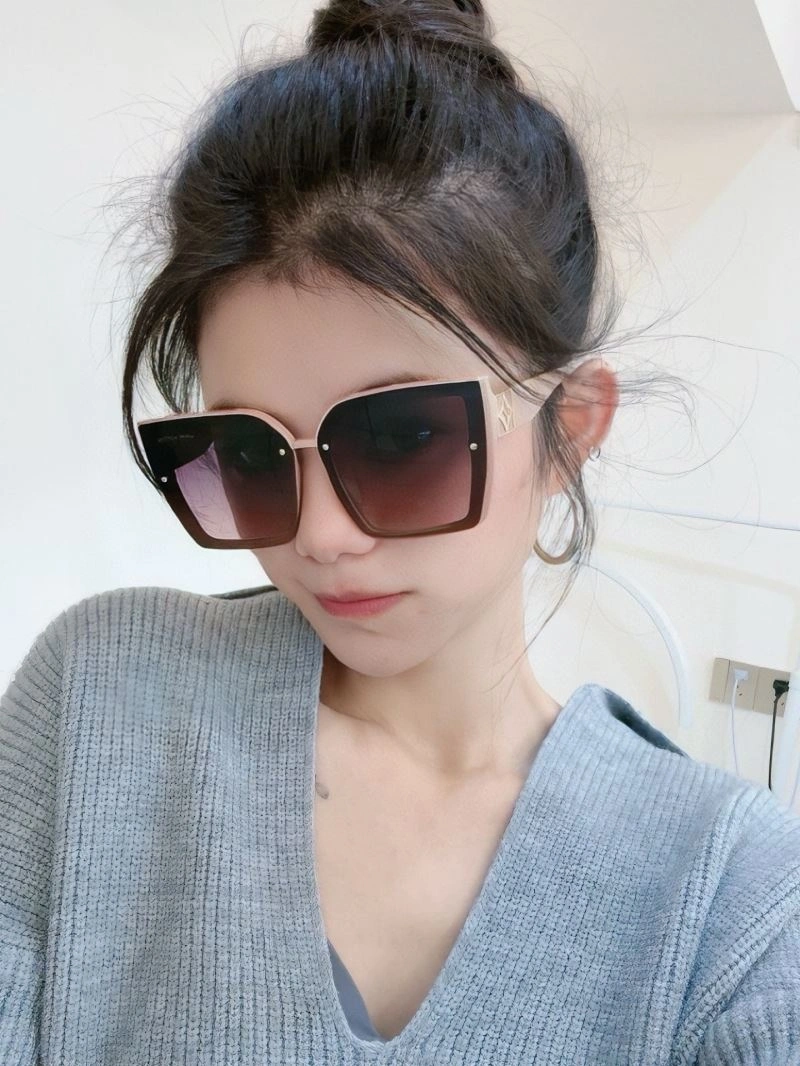 Sleek Louis Vuitton Sunglasses 281022