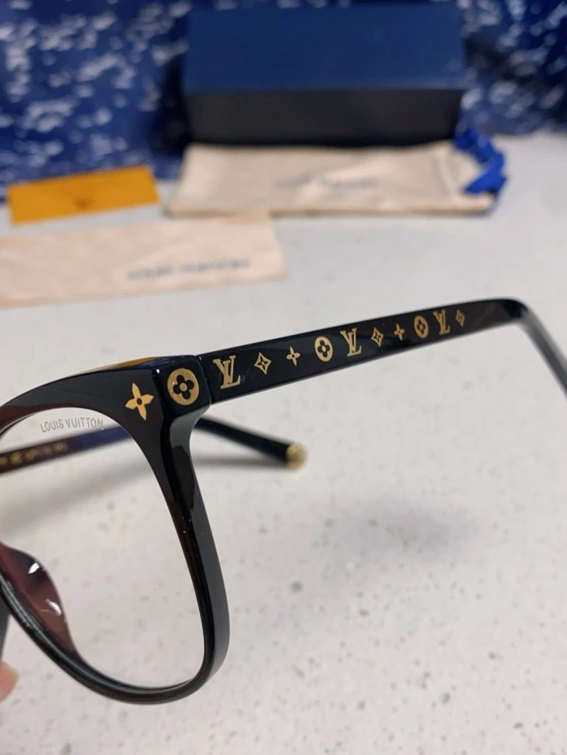 Sporty Louis Vuitton Sunglasses 281010