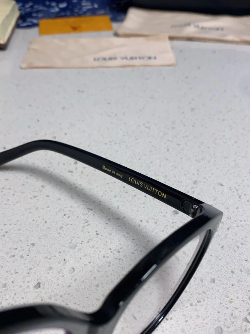 Sporty Louis Vuitton Sunglasses 281010