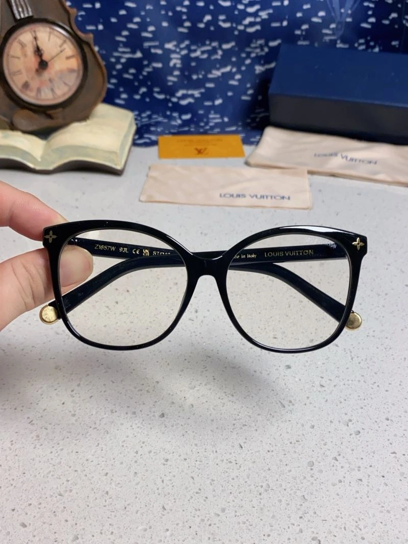 Sporty Louis Vuitton Sunglasses 281010