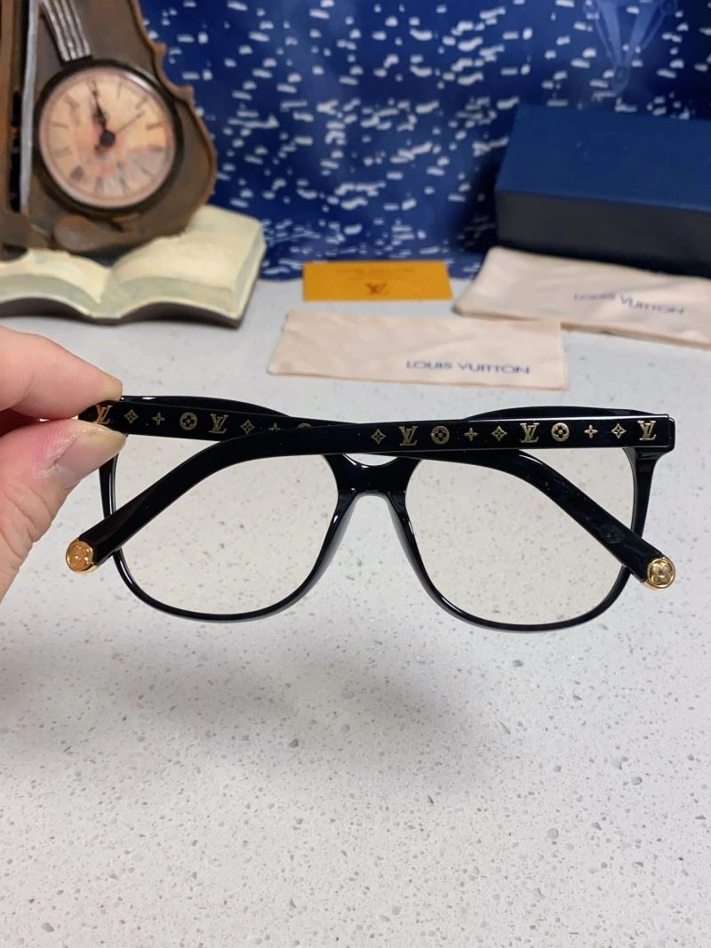 Sporty Louis Vuitton Sunglasses 281010
