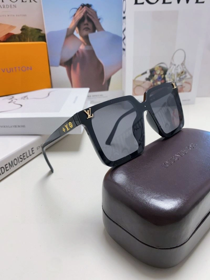 Sleek Louis Vuitton Sunglasses 280987