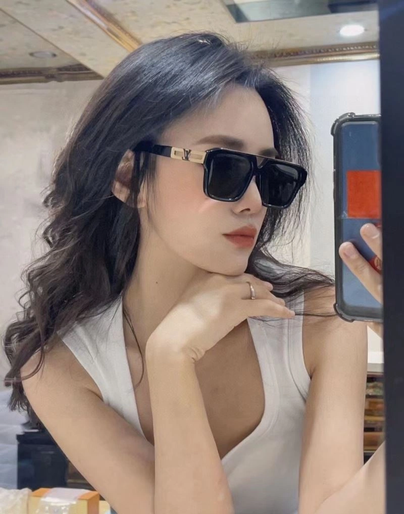 Snug Louis Vuitton Sunglasses 280990