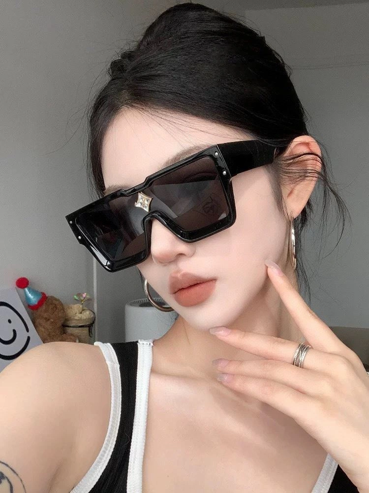 Lightweight Louis Vuitton Sunglasses 280937