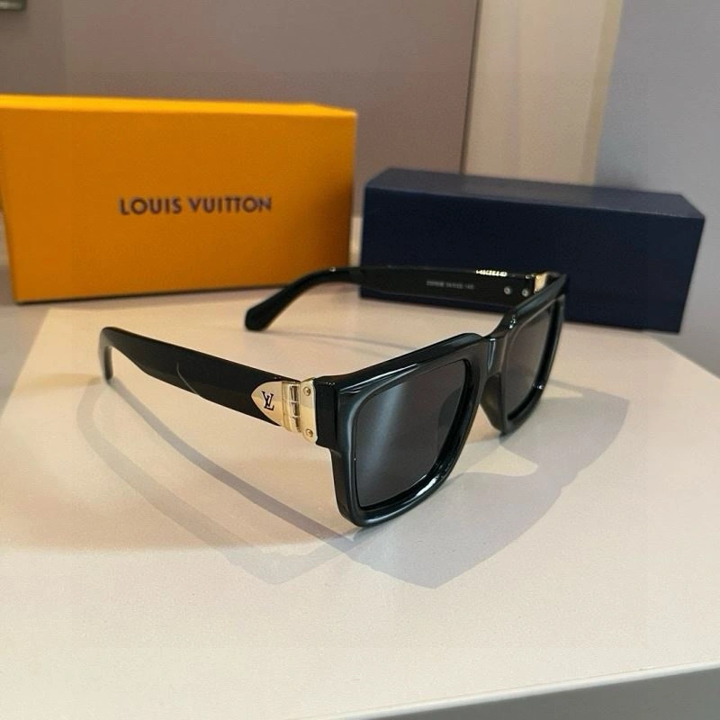 Sporty Louis Vuitton Sunglasses 280894