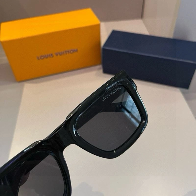 Sporty Louis Vuitton Sunglasses 280894
